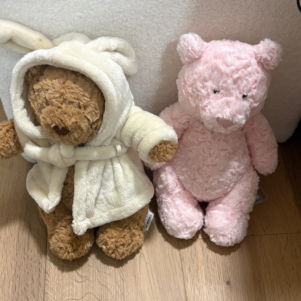 Bartholomew & Leola famous Jellycats! They’re cousins! Adorable & NWT.